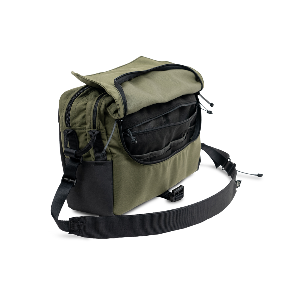 Jedburg-Messenger-Bag-Green-Website-Squares_0000s_0015_246-green-iso-flap-up.png